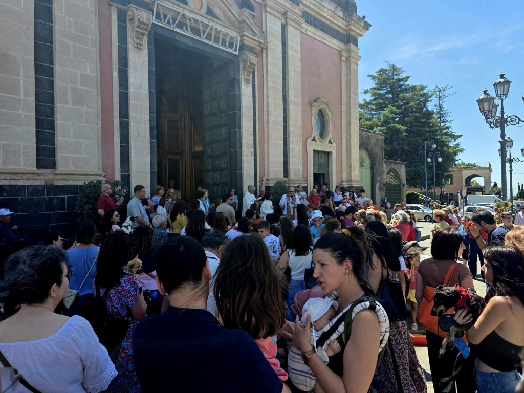 Folla di cittadini con i propri animali domestici radunata all'esterno della Chiesa di San Vito a Mascalucia durante la celebrazione sul sagrato. Foto di Mari Longo.