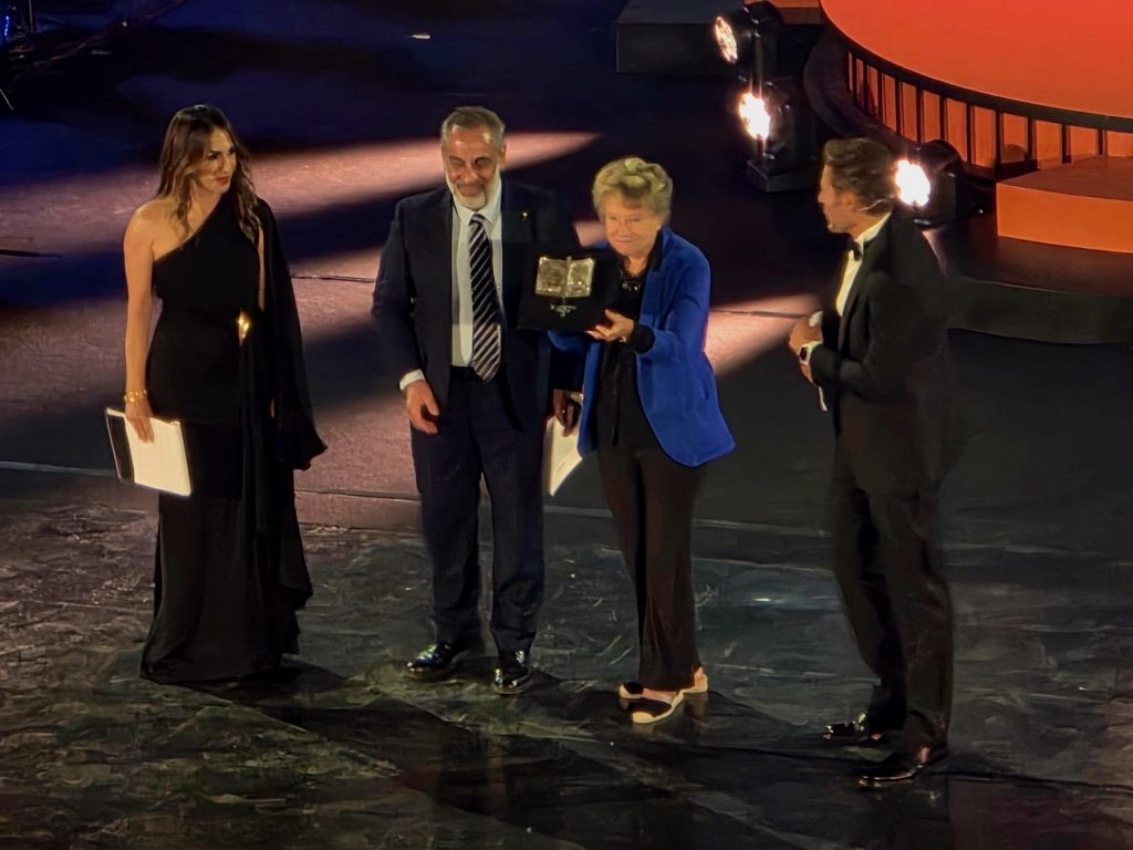 La scrittrice Dacia Maraini sul palco del Teatro Antico di Taormina riceve il Taobuk Award da Bernardo Campo, Antonella Ferrara e Massimiliano Ossini.