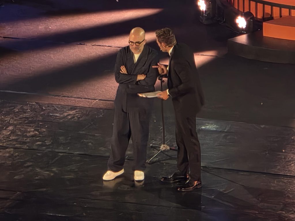 Lo scrittore Donato Carrisi e il conduttore Massimiliano Ossini sul palco del Teatro Antico di Taormina durante il Gala di Taobuk.