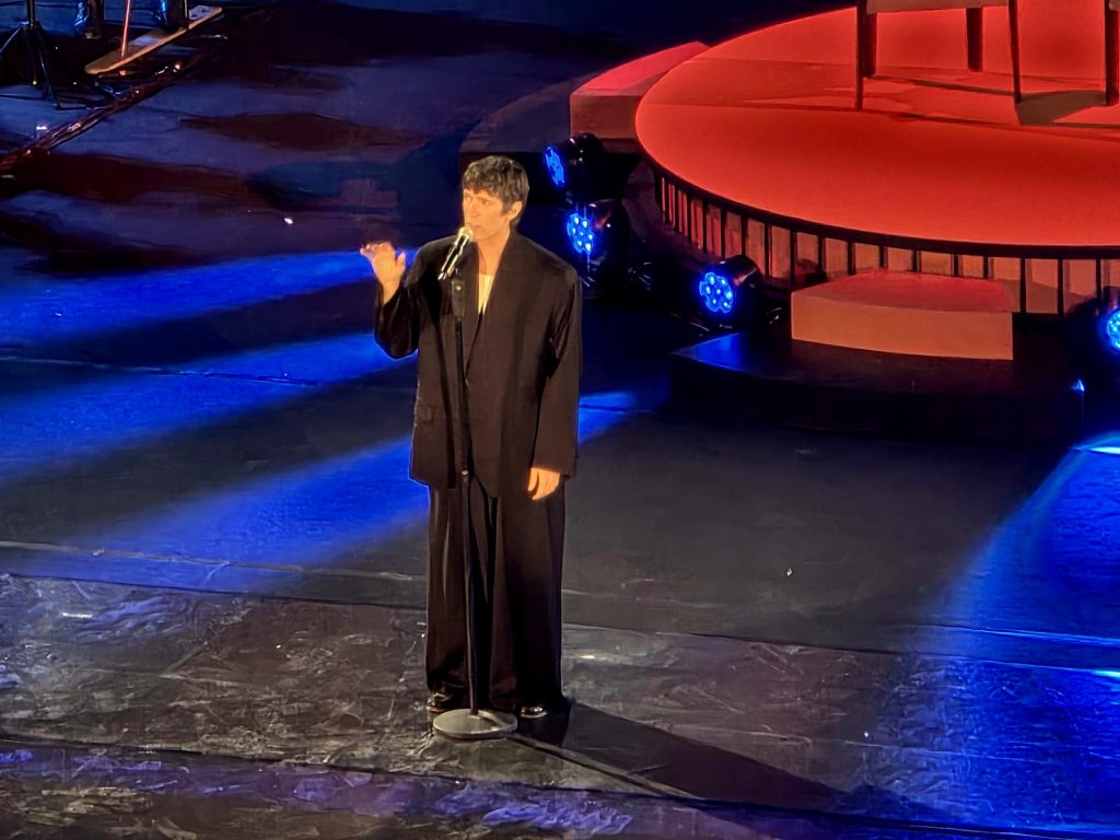 Il cantante Giovanni Caccamo si esibisce sul palco del Teatro Antico di Taormina durante il Gala di Taobuk.