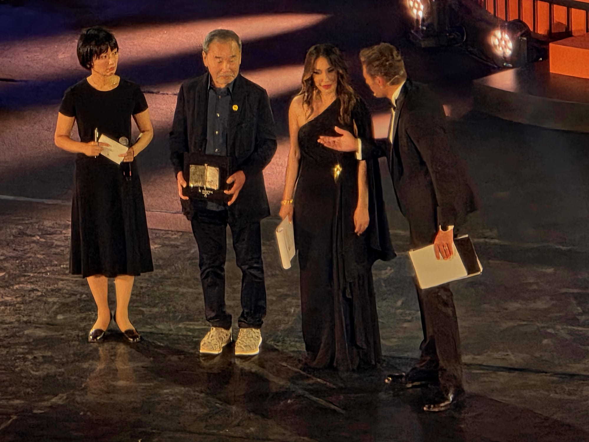 Lo scrittore Haruki Murakami sul palco del Teatro Antico di Taormina riceve il premio durante il Gala di Taobuk.