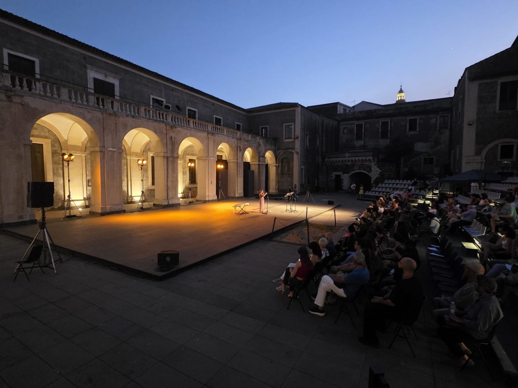 Foto panoramica del suggestivo Cortile Platamone
